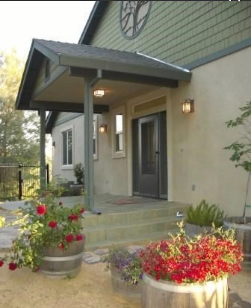 3/2 Luxury Home with 180 Degrees Lake Views — Photo 3