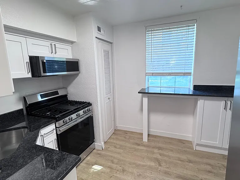 1008 S Lake St — Photo 15