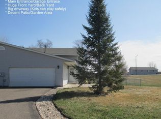 1445 McIntosh Cir, Shakopee, MN 55379
