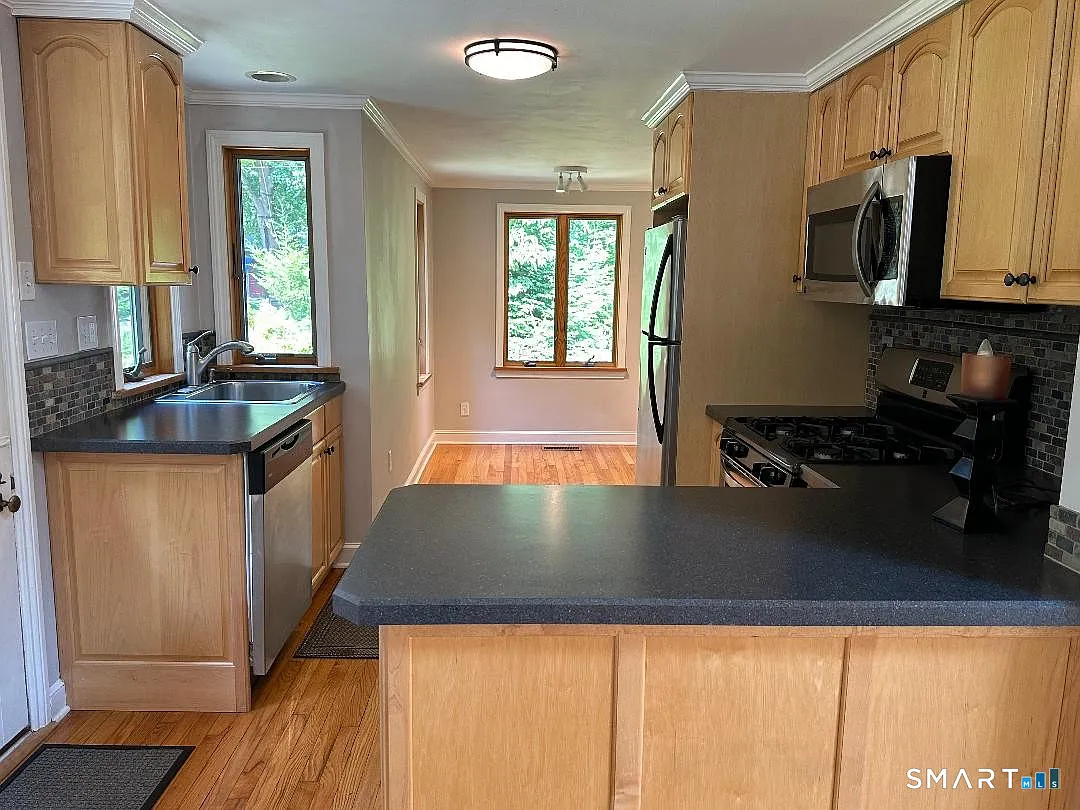 2 bed, 1.0 bath, 1018 sqft, $2,700 — Photo 3