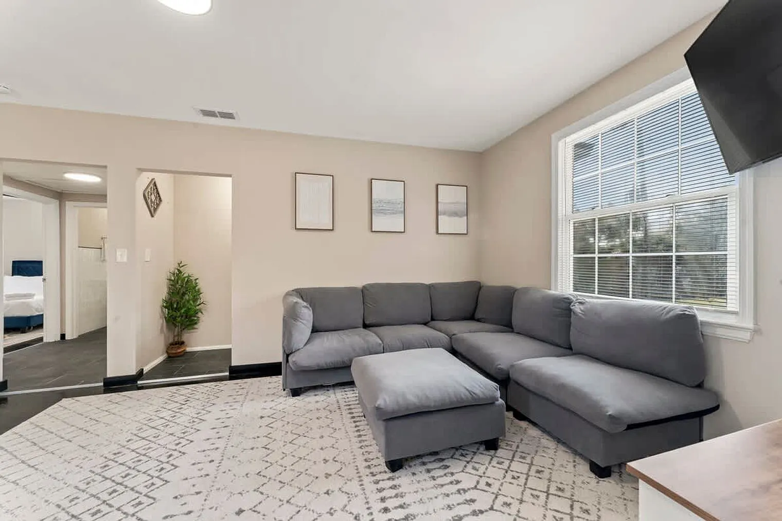 2 bed, 1.0 bath, 1496 sqft, $1,365 — Photo 3