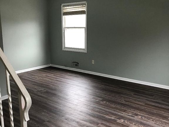 Gorgeous new floors and freshly painted! Living room