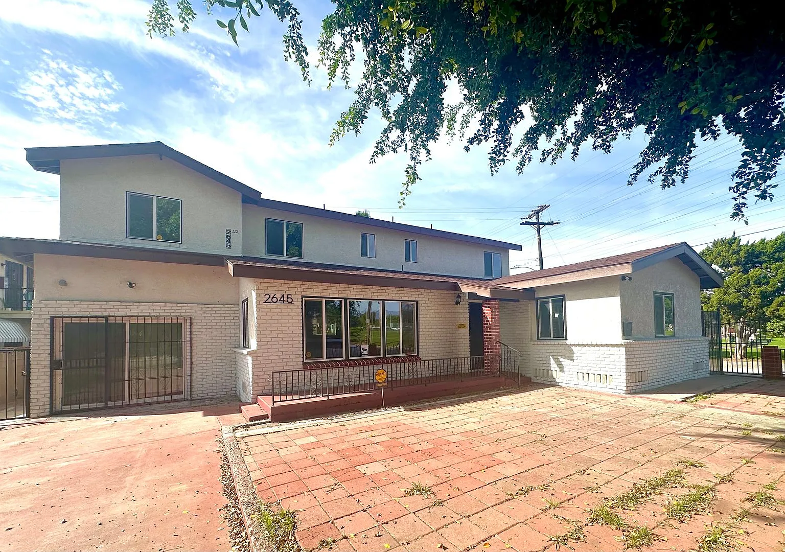Beatiful and spacious Rental in Montebello for Lease — Photo 1