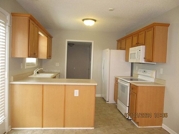 3rd image of 615 Sunpointe Dr