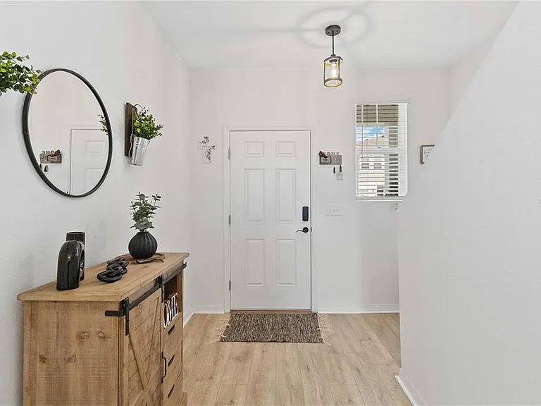 592 Madison Dr — Photo 2