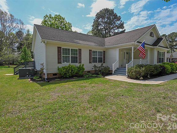 3rd image of 105 Woodland Ln