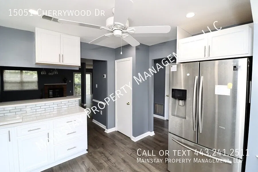 Updated End Unit Townhome W/ Fenced in Yard! — Photo 3