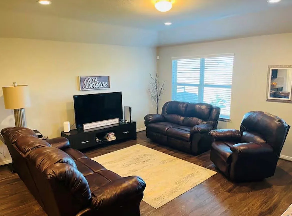 4 bed, 2.0 bath, 1836 sqft, $2,800 — Photo 1