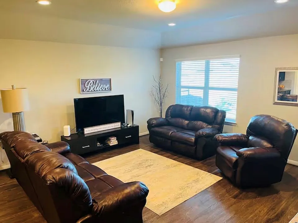 4030 Emperor Valley Ln