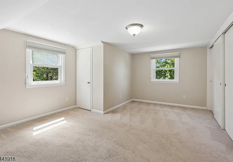 124 Holmes Oval — Photo 12