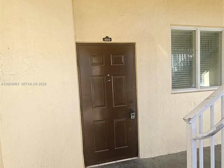 1543 SE 25th St #100 — Photo 2