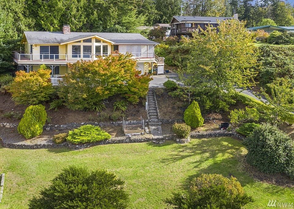 This large 3 bedroom/3 bath home is located on a cul-de-sac in an established neighborhood.