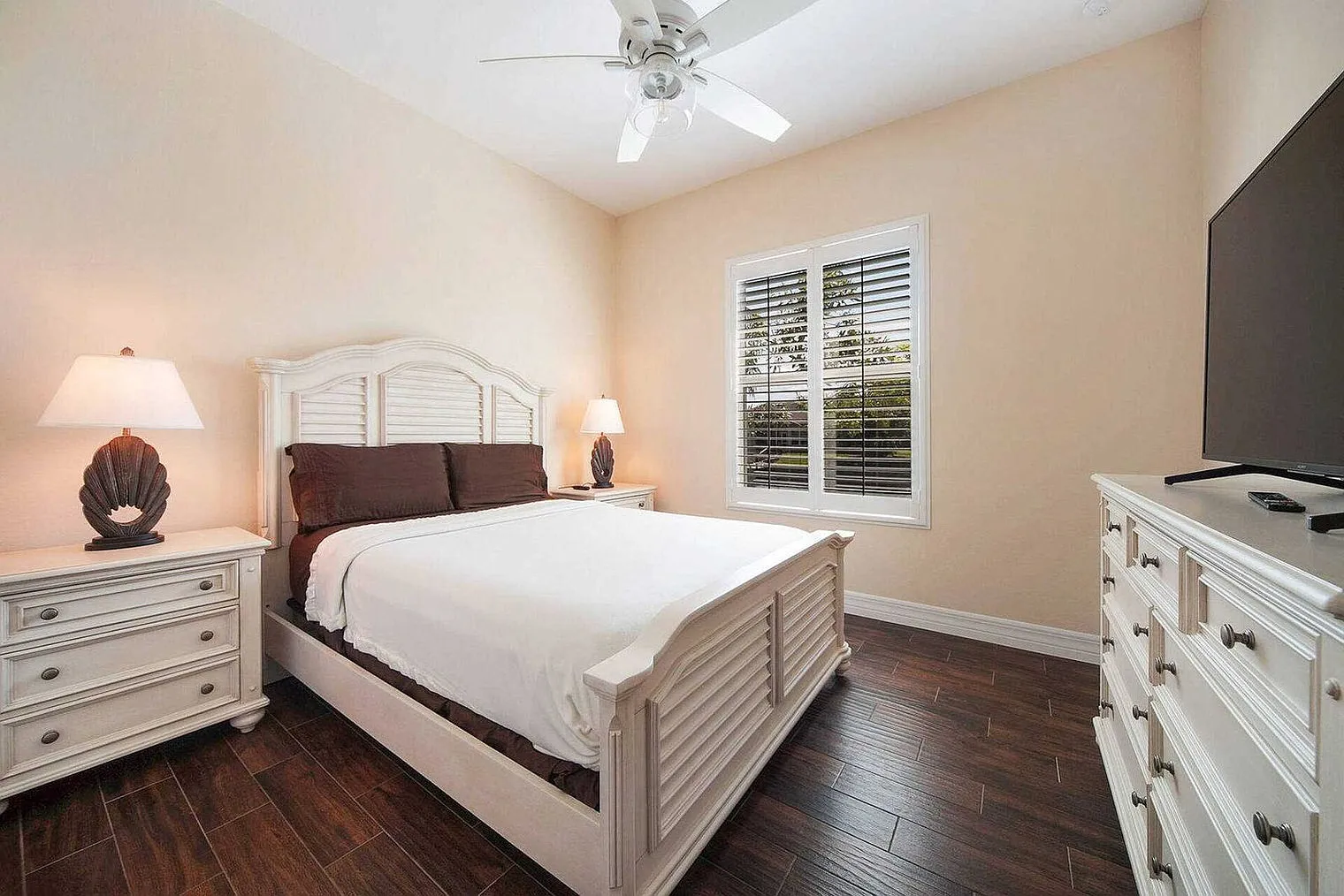 3 bed, 2.0 bath, 2292 sqft, $5,670 — Photo 4