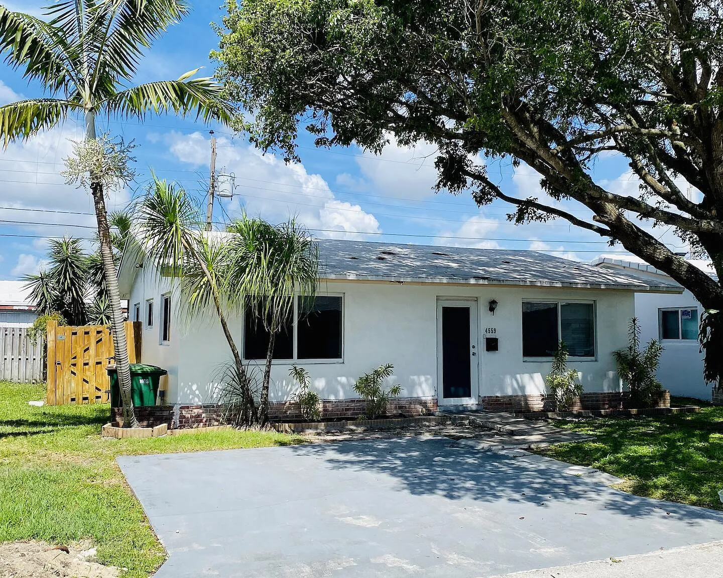 2 bed, 1.0 bath, 1044 sqft, $2,300 — Photo 1