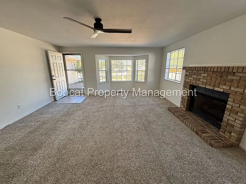3 bed, 2.0 bath, 1360 sqft, $2,595 — Photo 2