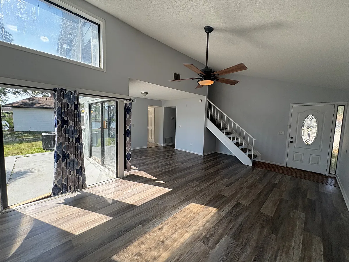 entry to home, living room - 5112 Bonnedale Ct