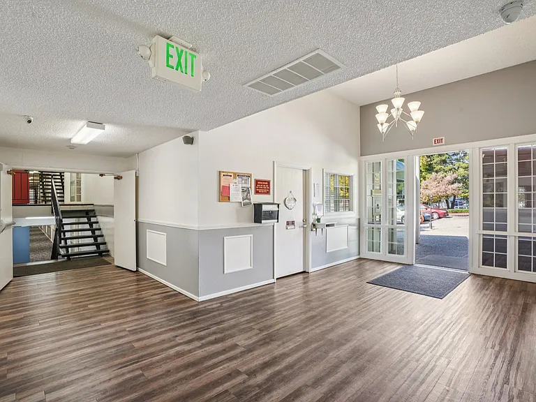 Georgetown Manor Apartments — Photo 30