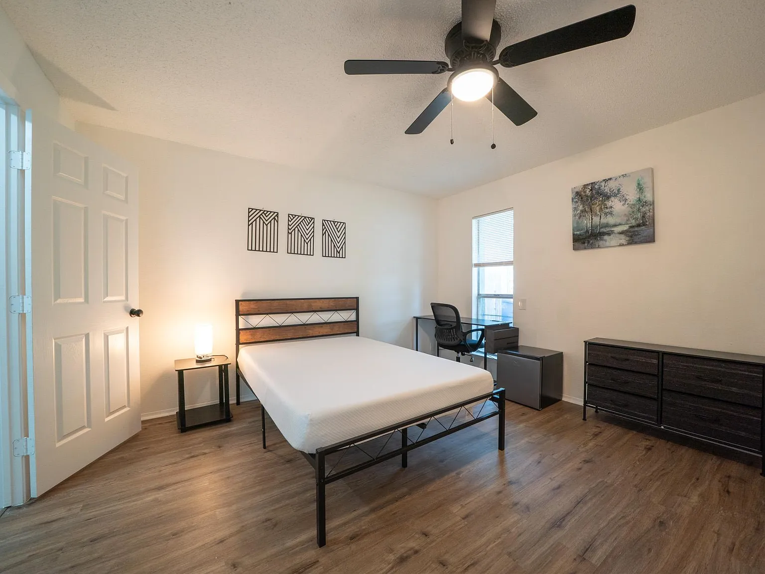 4 bed, 2.0 bath, 1800 sqft, $819 — Photo 1