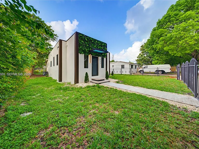 1021 NW 48th St — Photo 30