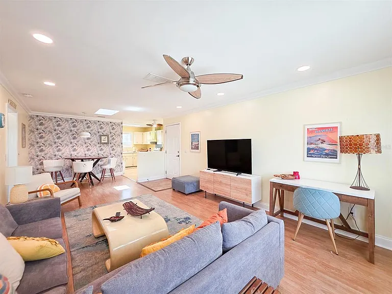 209 S 4th St #C — Photo 6