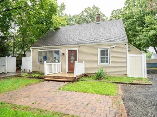 23 E Halley Lane, Central Islip, NY 11722