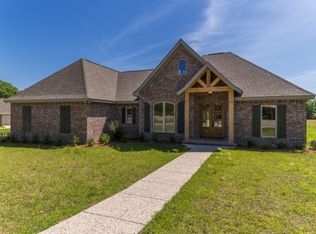 123 Wandering Oaks Ln, Hattiesburg, MS 39401