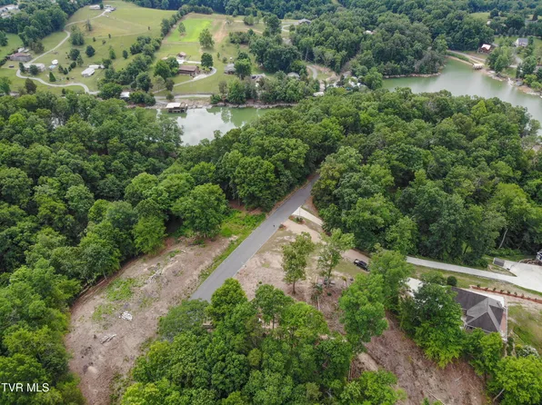 101 Pointe Dr, Piney Flats, TN 37686