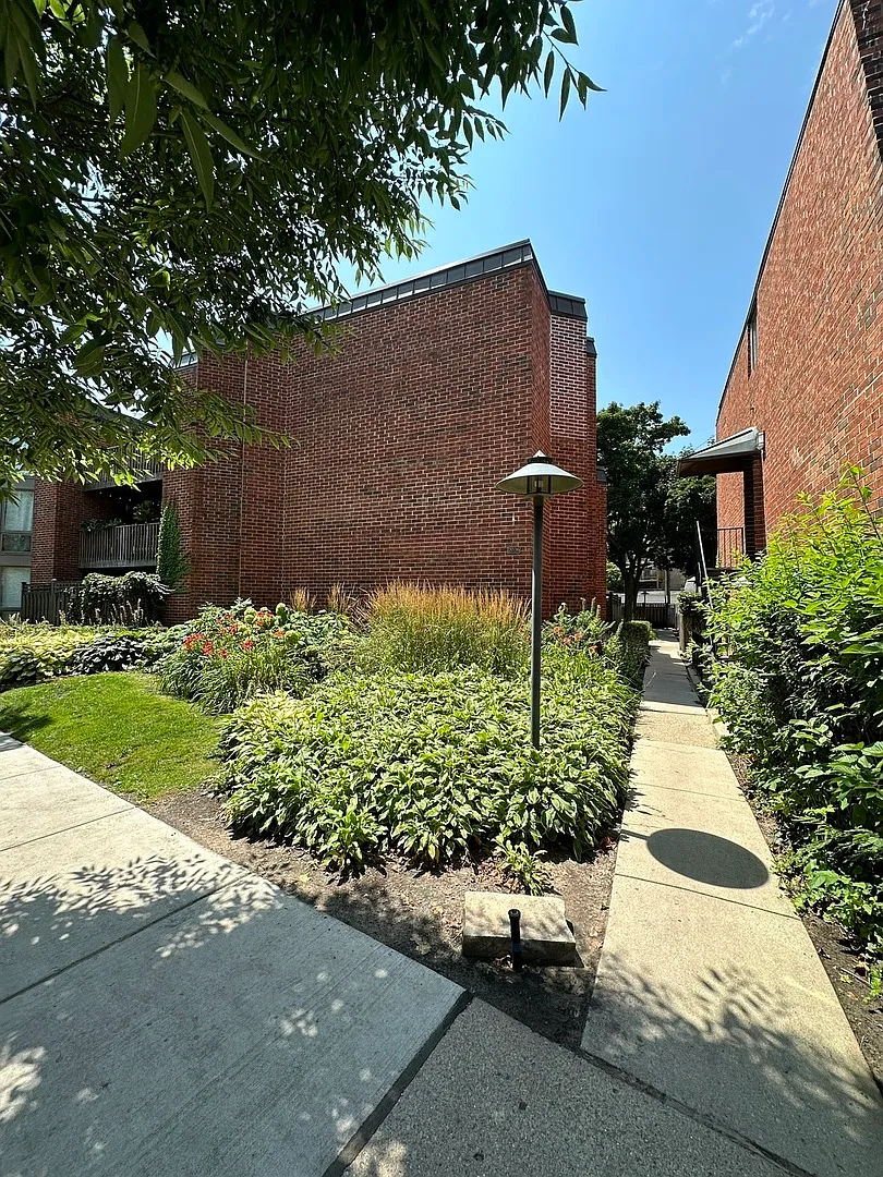 2 bed, 1000 sqft, $4,200 — Photo 1