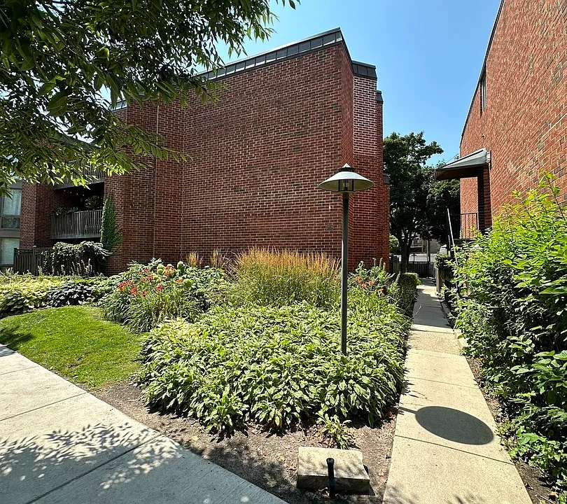 2036 N Larrabee St #8208