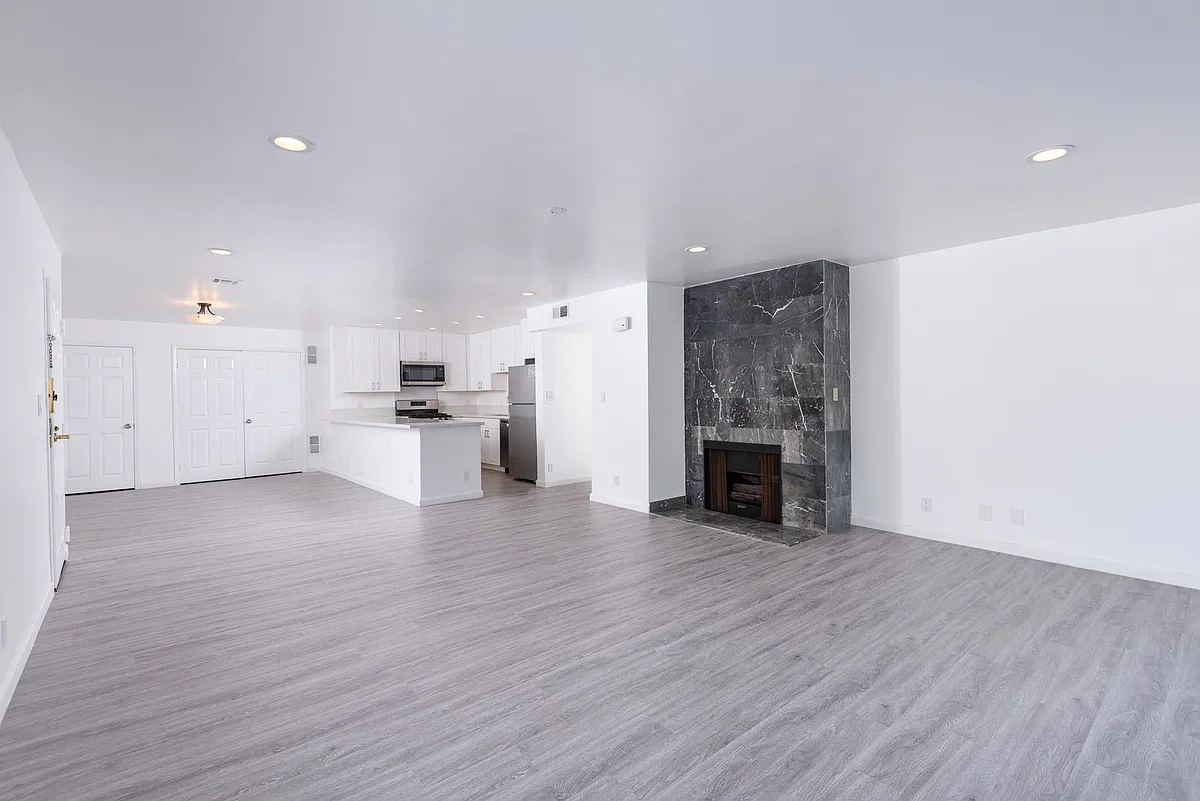 Building Photo - 1555 S Bundy Dr #101