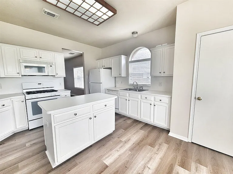 2715 Sailors Moon Dr — Photo 4