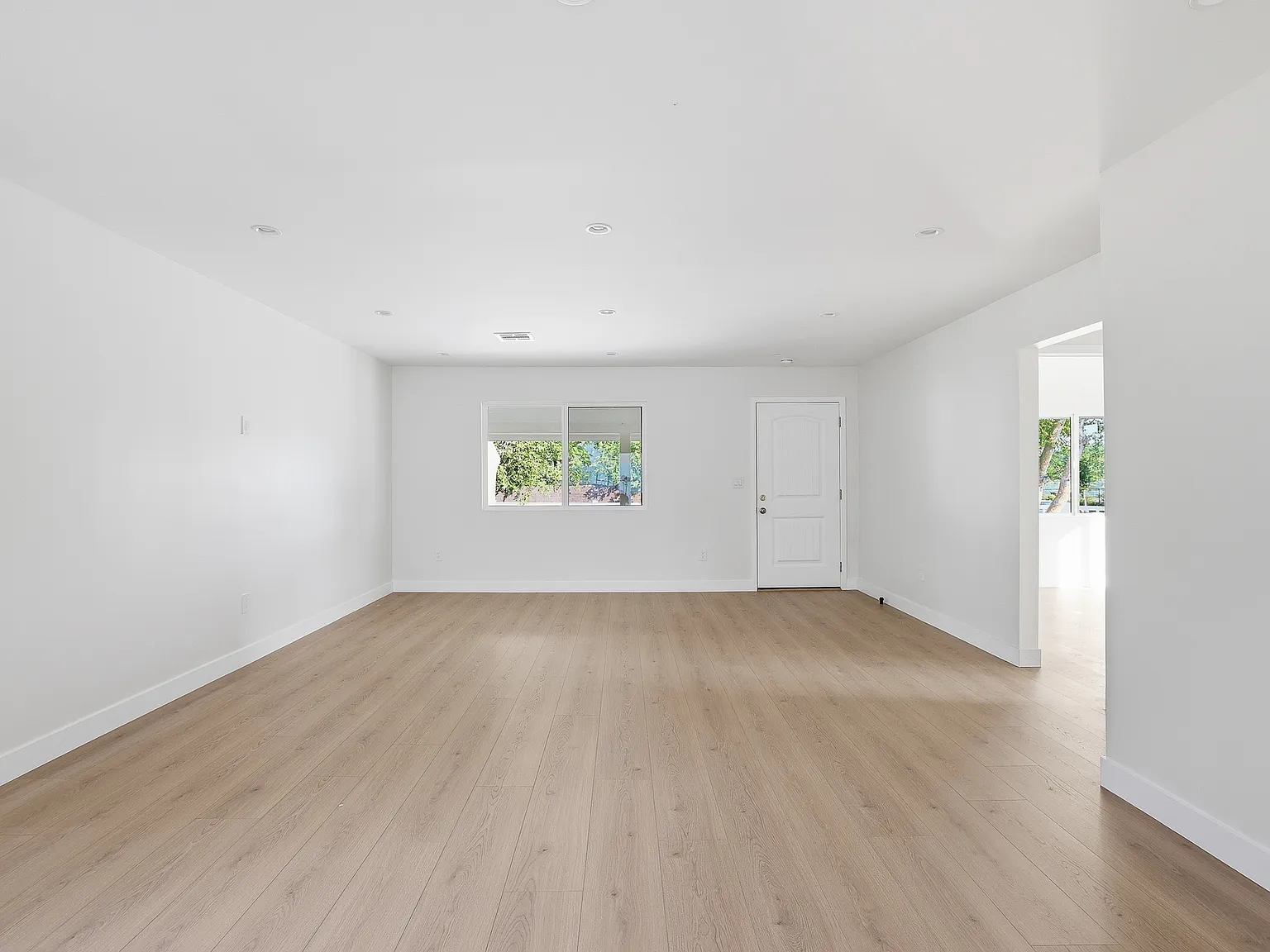 3 bed, 1330 sqft, $3,300 — Photo 3