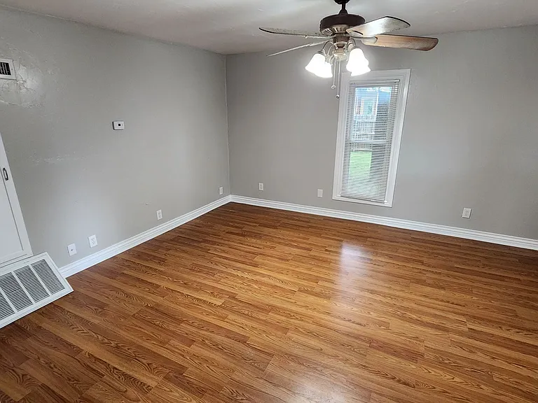 225 E Edwards St — Photo 14