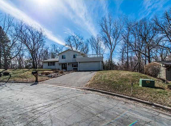 2nd image of 909 Woodlawn Ct