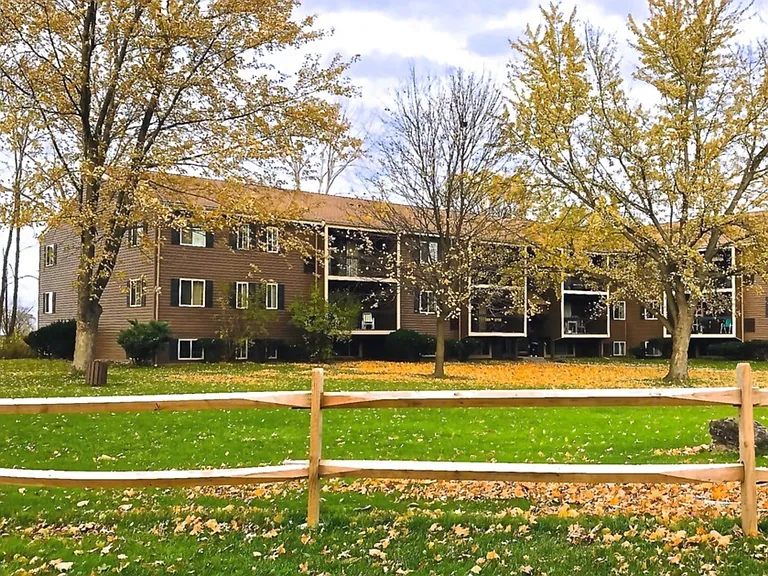 Viking Apartments and Townhomes — Photo 12