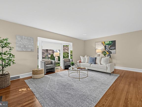 4th image of 333 W 5th St