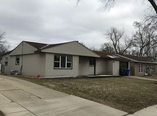 33 Cardinal Ln, Carpentersville, IL 60110