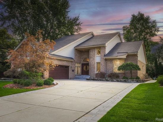 1 Woodbridge Ct, Dearborn, MI 48124