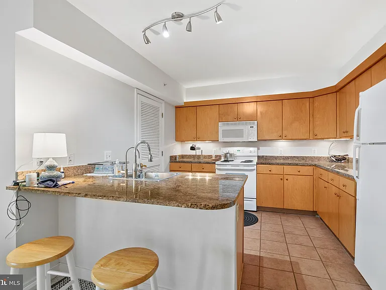 616 E St NW #304 — Photo 18