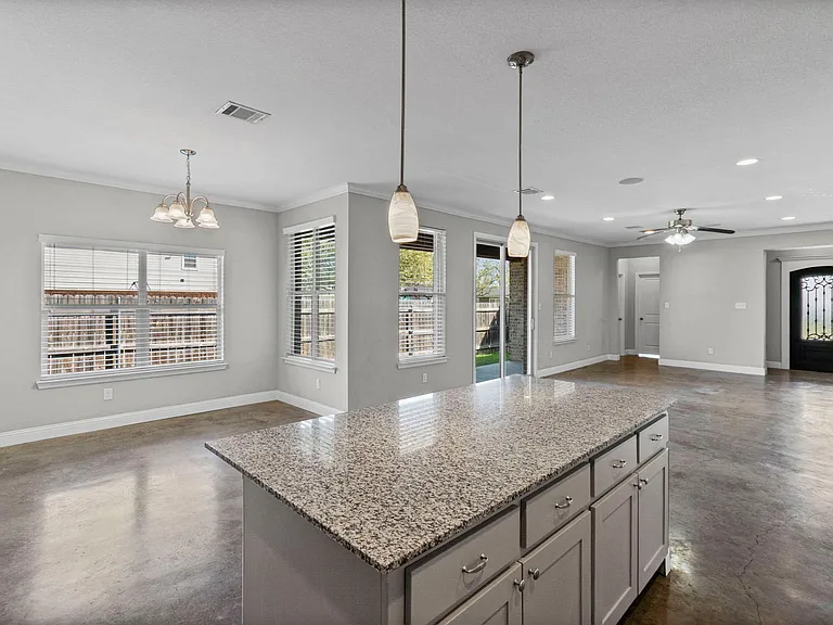 2800 Gordon Ave — Photo 6