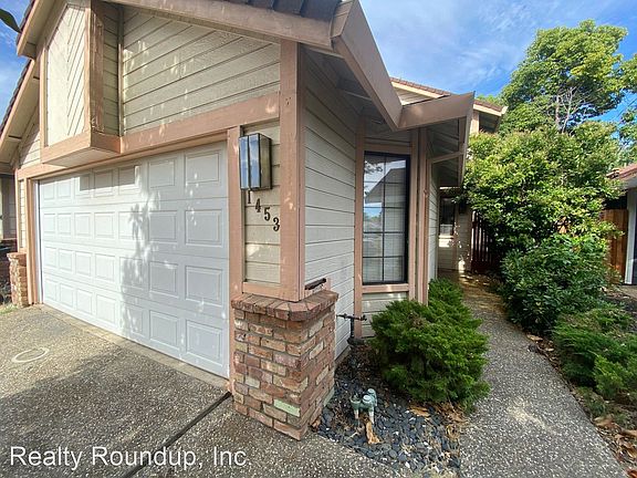 2nd image of 1453 E Hidalgo Cir