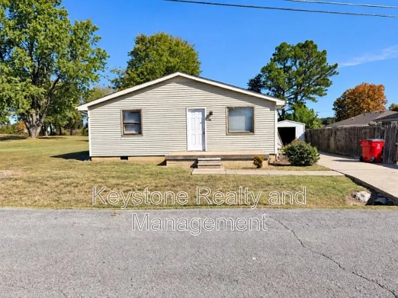 2 bed, 1.0 bath, 900 sqft, $825 — Photo 1
