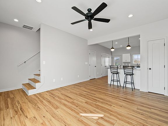 4th image of 710 Sivley Rd