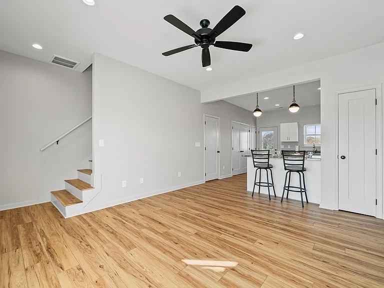710 Sivley Rd — Photo 4