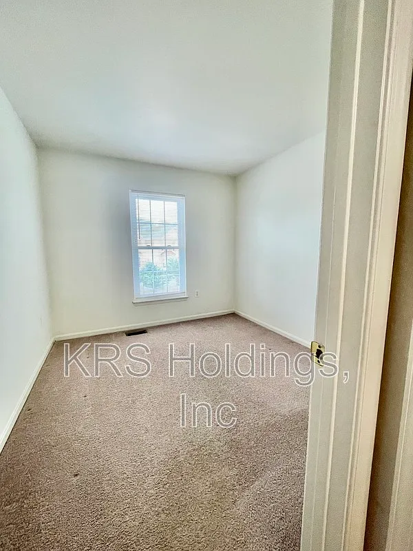 4 bed, 3.5 bath, 1900 sqft, $2,500 — Photo 4