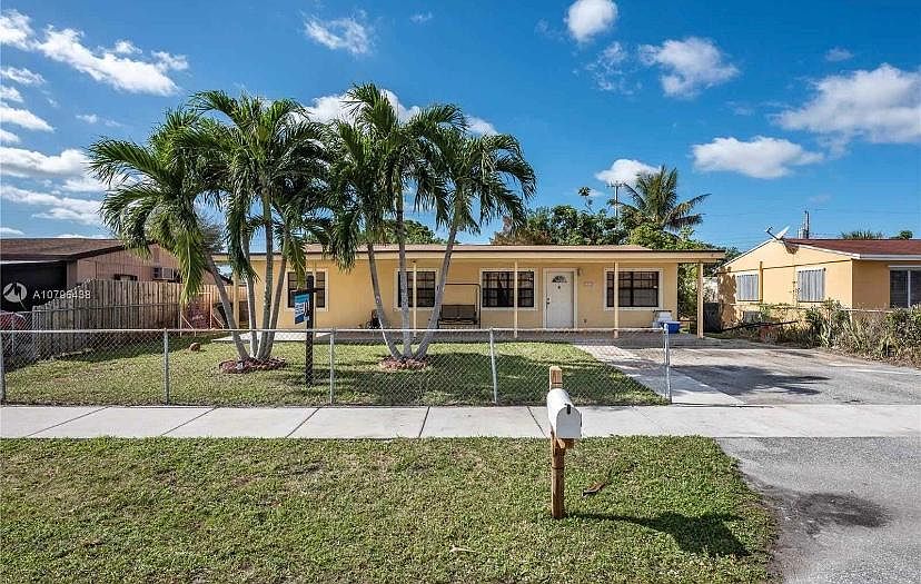 Huge front porch, entire width of the house!