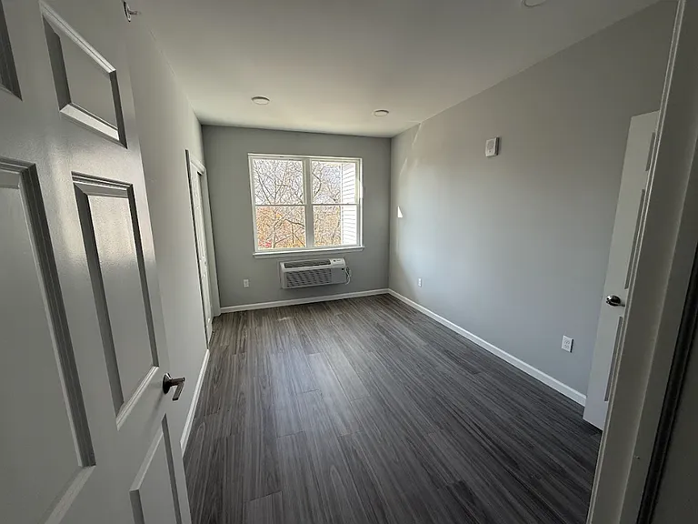 948 N. Front St. — Photo 10