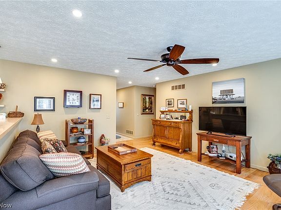 3rd image of 824 Willow Creek Dr