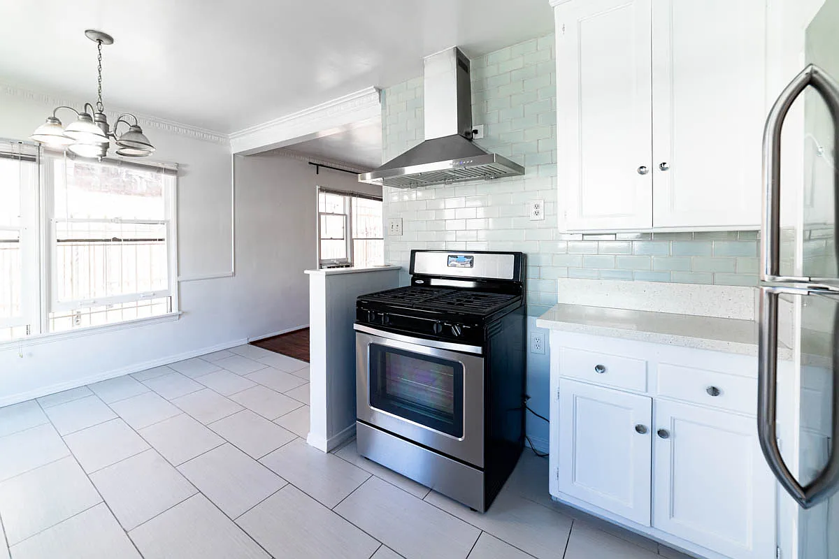 Beautiful! Spacious 2 bed/1 Bath- Big Kitchen -Farmhouse Sink-AC-Parking-Great Location! — Photo 3