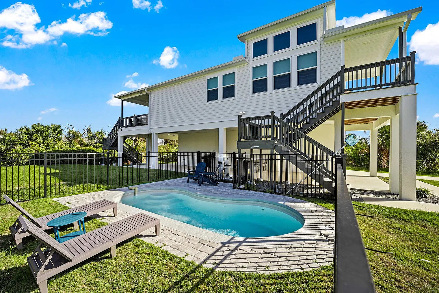 3 bed, 2.0 bath, 1991 sqft, $6,173 — Photo 2